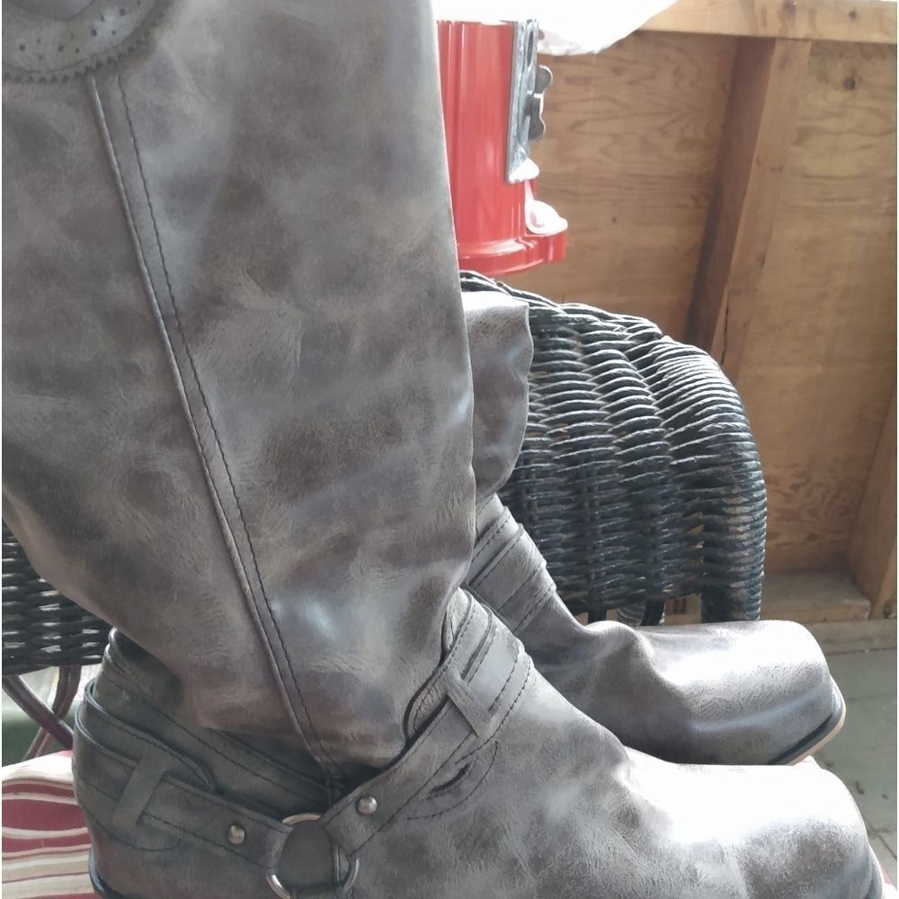 Boots size: 10